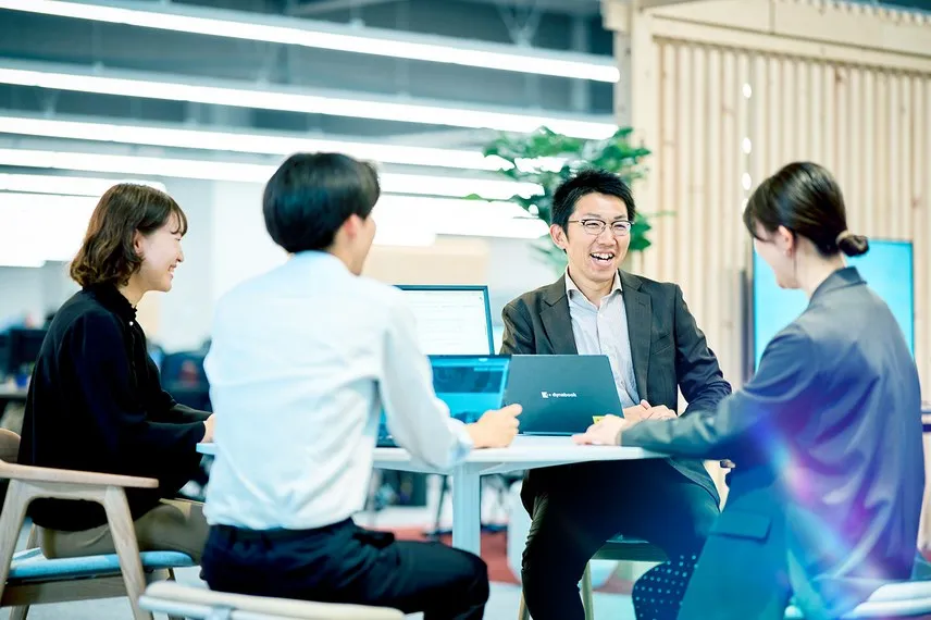 打ち合わせをする社員たち