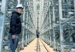 自動倉庫の通路に立つ社員