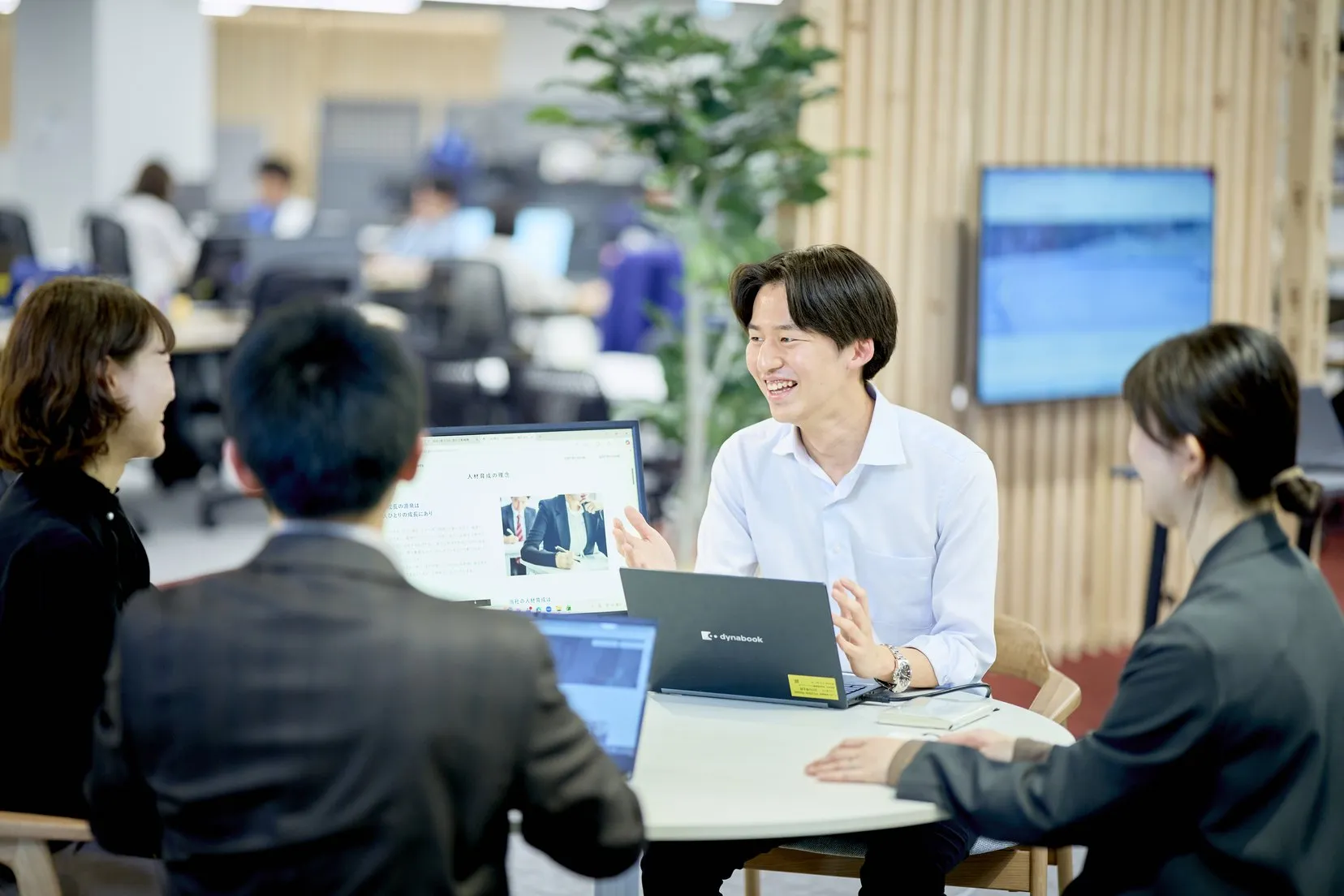 オフィスで対談する3名の社員