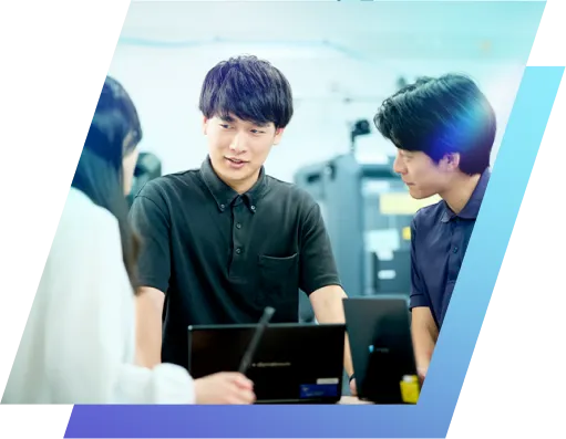 ノートPCを囲んで話し合う社員