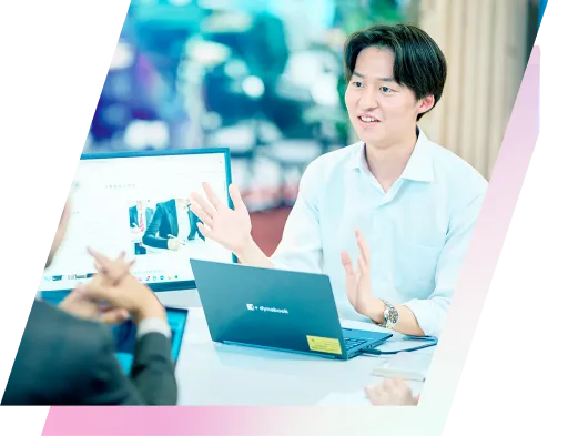打ち合わせで説明する社員